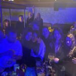 Belçim Bilgin Instagram - Karanlığın, aydınlığın; Garipliğin, ekstrem güzelliklerin aynı anda yaşandığı bu dönemde sizlerle birlikte insan olma deneyimini paylaştığım için çok şanslı hissediyorum! Ve bu güzelliklerle dolu karmaşada, elimizden gelenin en iyisini yapmaya çalıştığımız için kutlamak istiyorum kendimle birlikte hepinizi!! Var mısınız; içinizden en çok olmasını istediğiniz dileğinizi geçirerek 3 diyince fırlatalım şapkalarımızı!😉 Iyi ki doğum, iyi ki; gerçek ve sanal alemde kesişti yollarımız. Yanımda olan ve günümü eşsizleştiren kız kardeşlerime, aileme; sahnede unutulmaz anlar yaşatan cömert ve aşırı yetenekli dostlarıma başta @kenandogulu olmak üzere; zerafeti ile bize ev sahipliği yapan @yidil ve @cal.istanbul ‘a; sevgi dolu, sıcacık mesajlarıyla yanımda olan hepinize çok teşekkür ederim! iyi ki varsınız. ❤️