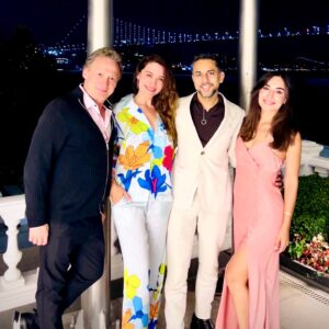 Belçim Bilgin Instagram - Thanks to Turkish actress @belcimbilgincom for the warm welcome to Istanbul. Belcim is one of the top actors in Turkey and recently shared this on her insta:

 “Since 2015 when I was feeling lost, Vishen and @mindvalley’s vision opened a door for me to rediscover myself and open new horizons. “

I was in Turkey with my team for a retreat for CEOs and Founders and Belcim was so kind to organize an amazing dinner for our team in a grand villa overlooking the majestic  Bosphorus. Turkish hospitality at its best. 🇹🇷 Thanks for treating us so well @belcimbilgincom.