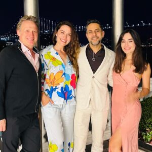 Belçim Bilgin Instagram - Thanks to Turkish actress @belcimbilgincom for the warm welcome to Istanbul. Belcim is one of the top actors in Turkey and recently shared this on her insta:

 “Since 2015 when I was feeling lost, Vishen and @mindvalley’s vision opened a door for me to rediscover myself and open new horizons. “

I was in Turkey with my team for a retreat for CEOs and Founders and Belcim was so kind to organize an amazing dinner for our team in a grand villa overlooking the majestic  Bosphorus. Turkish hospitality at its best. 🇹🇷 Thanks for treating us so well @belcimbilgincom.