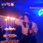 Belçim Bilgin Instagram - Karanlığın, aydınlığın; Garipliğin, ekstrem güzelliklerin aynı anda yaşandığı bu dönemde sizlerle birlikte insan olma deneyimini paylaştığım için çok şanslı hissediyorum! Ve bu güzelliklerle dolu karmaşada, elimizden gelenin en iyisini yapmaya çalıştığımız için kutlamak istiyorum kendimle birlikte hepinizi!! Var mısınız; içinizden en çok olmasını istediğiniz dileğinizi geçirerek 3 diyince fırlatalım şapkalarımızı!😉 Iyi ki doğum, iyi ki; gerçek ve sanal alemde kesişti yollarımız. Yanımda olan ve günümü eşsizleştiren kız kardeşlerime, aileme; sahnede unutulmaz anlar yaşatan cömert ve aşırı yetenekli dostlarıma başta @kenandogulu olmak üzere; zerafeti ile bize ev sahipliği yapan @yidil ve @cal.istanbul ‘a; sevgi dolu, sıcacık mesajlarıyla yanımda olan hepinize çok teşekkür ederim! iyi ki varsınız. ❤️