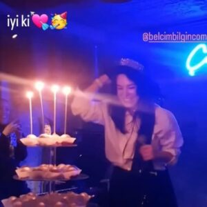 Belçim Bilgin Instagram - Karanlığın, aydınlığın; 
Garipliğin, ekstrem güzelliklerin aynı anda yaşandığı bu dönemde sizlerle birlikte insan olma deneyimini paylaştığım için çok şanslı hissediyorum! Ve bu güzelliklerle dolu karmaşada, elimizden gelenin en iyisini yapmaya çalıştığımız için kutlamak istiyorum kendimle birlikte hepinizi!! 
Var mısınız; içinizden en çok olmasını istediğiniz dileğinizi geçirerek 3 diyince fırlatalım şapkalarımızı!😉
Iyi ki doğum, iyi ki; gerçek ve sanal alemde kesişti yollarımız. Yanımda olan ve günümü eşsizleştiren kız kardeşlerime, aileme;  sahnede unutulmaz anlar yaşatan cömert ve aşırı yetenekli dostlarıma başta @kenandogulu olmak üzere; zerafeti ile bize ev sahipliği yapan @yidil ve @cal.istanbul ‘a; sevgi dolu, sıcacık mesajlarıyla yanımda olan hepinize çok teşekkür ederim! iyi ki varsınız. ❤️