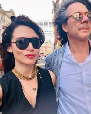 Belçim Bilgin Instagram - Cherishing moments in London with the best crew! 🇬🇧 #londonvibes #friendsforever 🦚