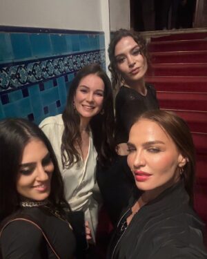 Belçim Bilgin Instagram - Iconic party 🌟 Love you @icontalentofficial 🤍
@zberkis @ayse3 @ebruakel 🥰 @nisantasizihni
Video by my sweetheart @furkankalabalik 🌼