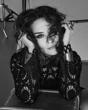 Belçim Bilgin Instagram - #portraits by @larasayilganofficial  for @basiquemagazine 🖤