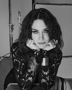 Belçim Bilgin Instagram - #portraits by @larasayilganofficial  for @basiquemagazine 🖤