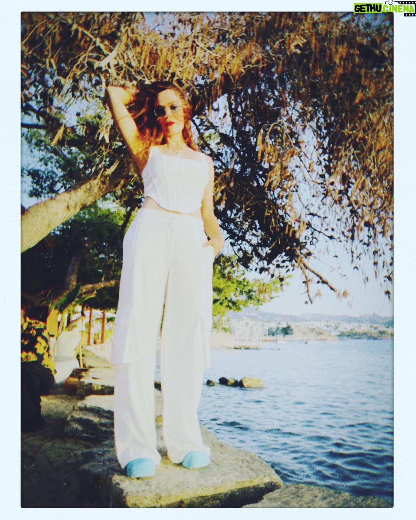 Belçim Bilgin Instagram - @ali_kalyoncu ‘nun gözünden 😉 @magnetquarterly love you! #gantxmq 🌻