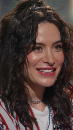 Belçim Bilgin Instagram - O-ooh! Neler oluyor orda? 👀🫣🫠 Ne çok konuştun bu aralar Be! 🙃
@gokhanncinar ve @katarsistv unutulmaz bir deneyimdi, sohbetimiz.💫 
Açtığın; anlayışlı, şefkatli, insancıl alan güven veriyor!Sesin iyileştiriyor!! Teşekkür ederim!🪽