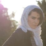 Belçim Bilgin Instagram – F A T E 🌿
“
Ben Fatma, kısaca Fate derler bana Kadersiz de deseler olurmuş.. Hikayem Urfa’nın Viranşehir ilçesinde, 1970 ‘lerin başinda, çok soğuk ve karlı bir günde başlamış. Annem yeni yıla doğru olduğunu hatırladığı için kimlikte gloverik 01.01.1971 yazdırmış. Dogum anımdan belliymiş beni şansız bir hikayenin beklediği, annem yapayalnızmış sancısı geldiğinde, evde dogurmuş kimse yetişememiş kardan, çok acı çekmiş ama gelmiş üstesinden masallah..
İkimiz çığlık çığlık ağlayarak tutunmuşuz o gün hayata.. 
Bizde her bir işi kadınlar yapar, bir de üstüne “yersiz” konuşmak yasaktır sanki sessiz bir geliş sözleşmesi imzalamışız;sessizce  idare etmek üzerine. Anamda o sözleşmeye uyarak getirivermiş dünyaya hiç yakınmadan.
 Bizim köyün en güzel kızıydım, gönlüm Hüseyin’e kaydı henüz 12 yaşımdaydım, kaçma hayalleri kurmaya başladık 16’yı zor ettim; 
 gün doğanda yollara düştük bundan böle bir olmak için; dünya güzeli kızım Xezal doğdu sonra oğlum Reme’m ve canım Roza’m.. 
Hüsseyin zavalli eyi bir insan ama Allah var  hiç  gün yüzi gösteremedi bana, valla bütün köy peşimdeydi ha! 
Ee ne yapalım benim masalım onunla yazılmıştı.. 
Daha küçükken büyük konuşuyor, büyük düşlüyorduk sonra hayat yendi bizi, çoluk çocuk, fakirlik fukaralık aldı gücümüzü, günü geçirmek oldu gaye. 
Allah var bütün çocuklarımız çok güzel oldu.. Allah bahtlarını açık etsin, kızlarıma iyi kısmet çıksın, Reme’min ji böyük bir adam olsun.. Benim umudum Reme’dir.. o büyük adam olacak kurtaracak hepimizi Abdulkadiri Geylani hazretlerine adak adamışam hele o gün bir gelsin.” 

Gerçek bir hikayeden yola çıkarak filmleştirilen #Roza 6 EKİM’de sinemalarda 🌹
.
Photos by: @alpercetinerpixels ✨