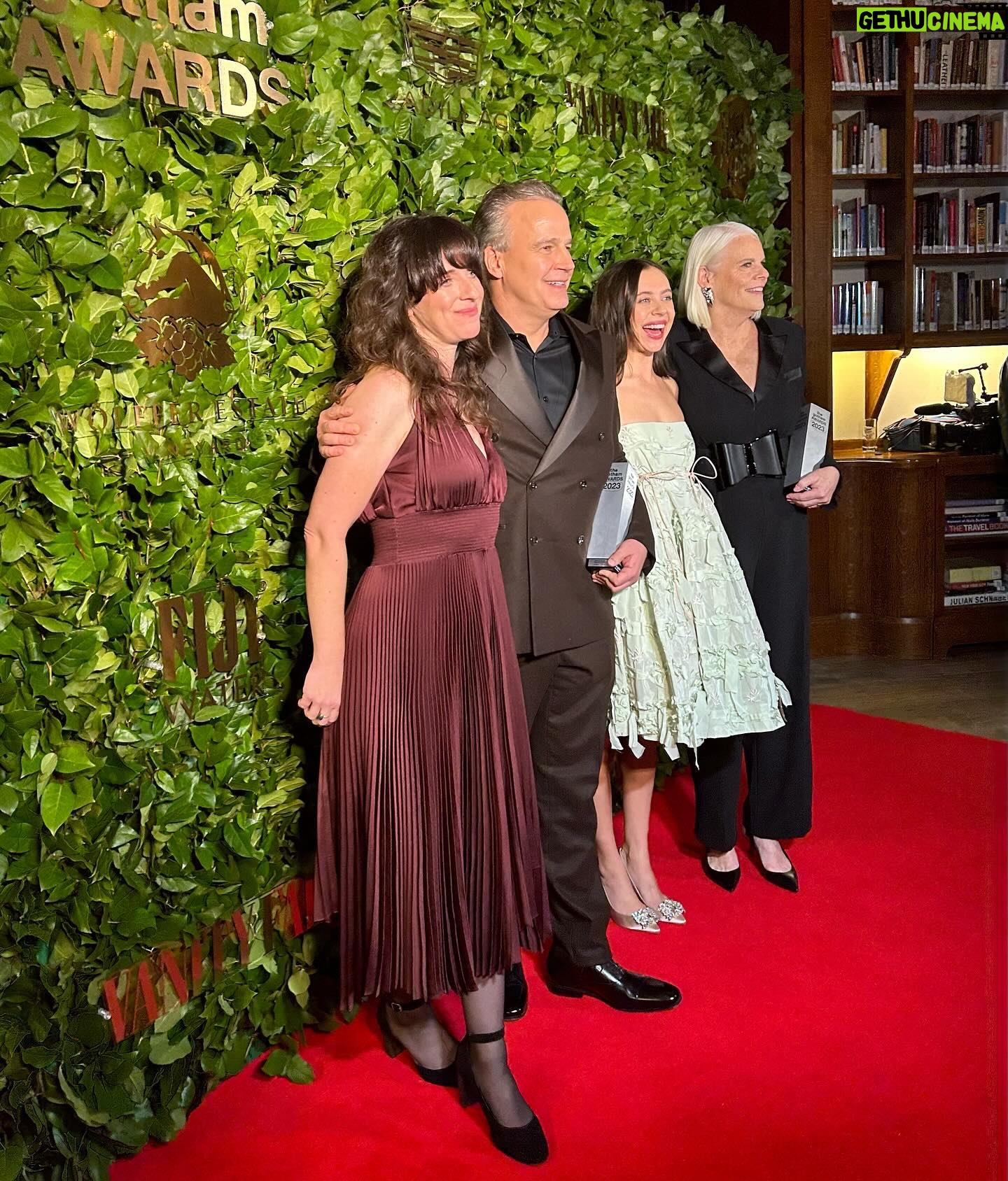 Bel Powley Instagram - 💚 21 hours in NYC with A Small Light fam - so proud of us for winning best new show at The Gotham Awards 💚 Thank you @chercoulter @simonerocha_ 💙 @kirinstagram @josueperezhair 💕 Love you so much @tvphelan @joanrater @susannafogel ✨✨✨✨✨✨✨