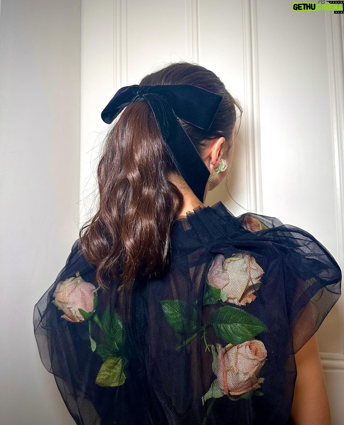 Bel Powley Instagram - π₯ Rose is a rose is a rose is a rose π₯ Thank you for having me @simonerocha_ congratulations on a beautiful collection @simonemingming ππΌβ€οΈππΌ @chercoulter @alipirzadeh @alexreadermakeup you all the best!!!!! π₯