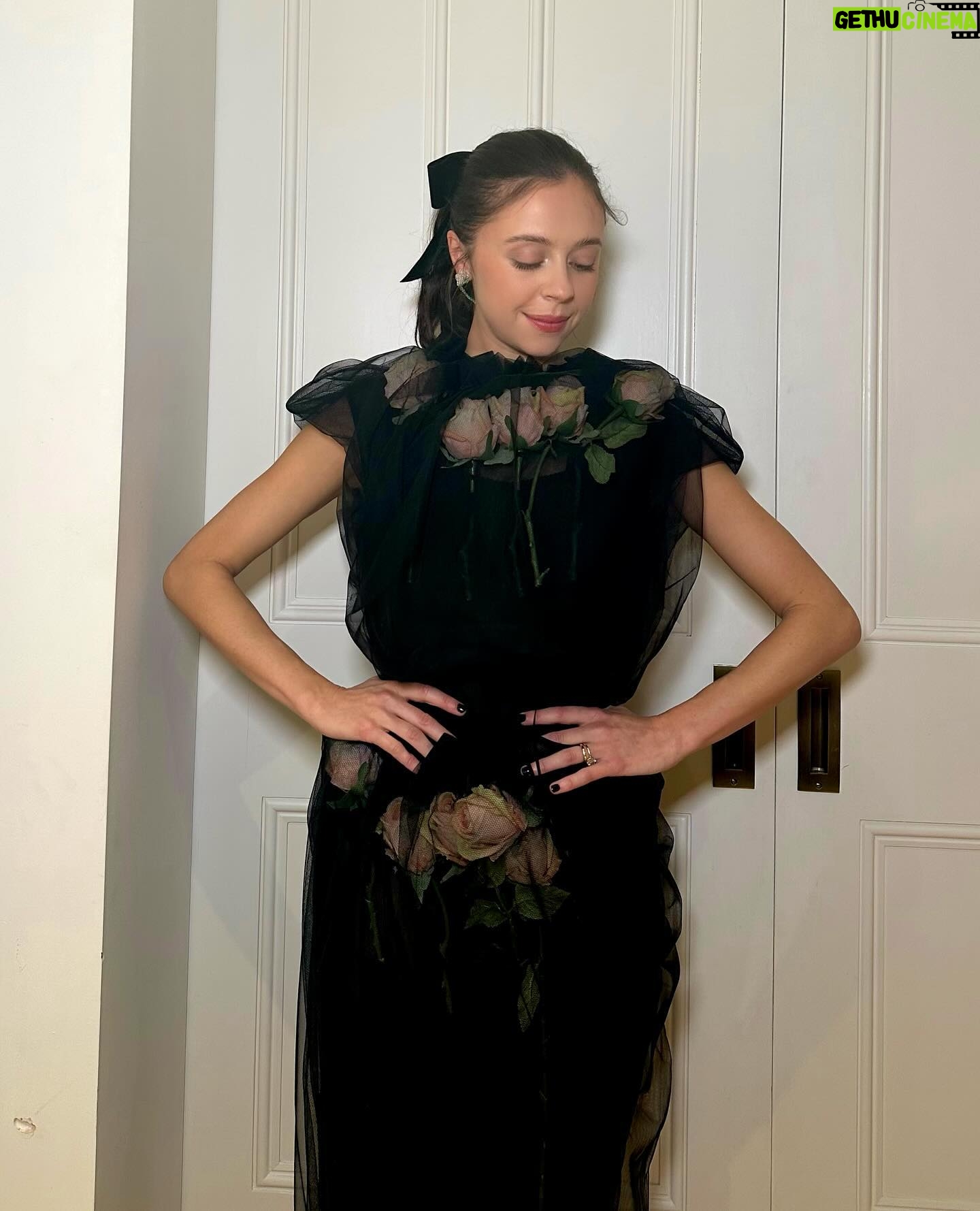 Bel Powley Instagram - π₯ Rose is a rose is a rose is a rose π₯ Thank you for having me @simonerocha_ congratulations on a beautiful collection @simonemingming ππΌβ€οΈππΌ @chercoulter @alipirzadeh @alexreadermakeup you all the best!!!!! π₯