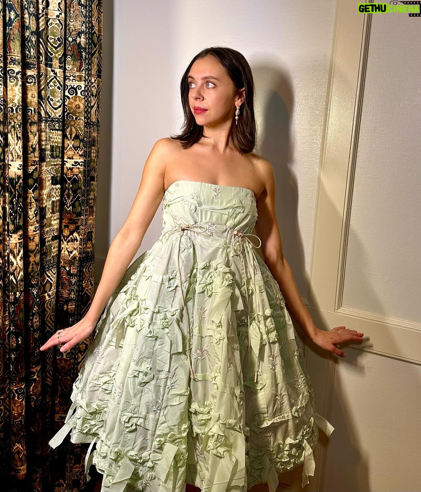 Bel Powley Instagram - 💚 21 hours in NYC with A Small Light fam - so proud of us for winning best new show at The Gotham Awards 💚 Thank you @chercoulter @simonerocha_ 💙 @kirinstagram @josueperezhair 💕 Love you so much @tvphelan @joanrater @susannafogel ✨✨✨✨✨✨✨