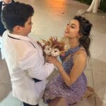 Belemir Temizsoy Instagram - . Gelin çiçeğini zorla kapıp halasına getirmiş. 🥹 Daha kral bir haraket görmedim. 🥲 Çiçekle beş yıllık hayatının ilk selfiesini yapmış, ben baktıkça gülüyorum. 😅
