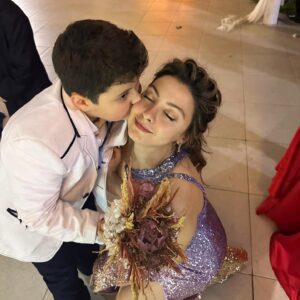 Belemir Temizsoy Instagram - .
Gelin çiçeğini zorla kapıp halasına getirmiş. 🥹
Daha kral bir haraket görmedim. 🥲
Çiçekle beş yıllık hayatının ilk selfiesini yapmış, ben baktıkça gülüyorum. 😅