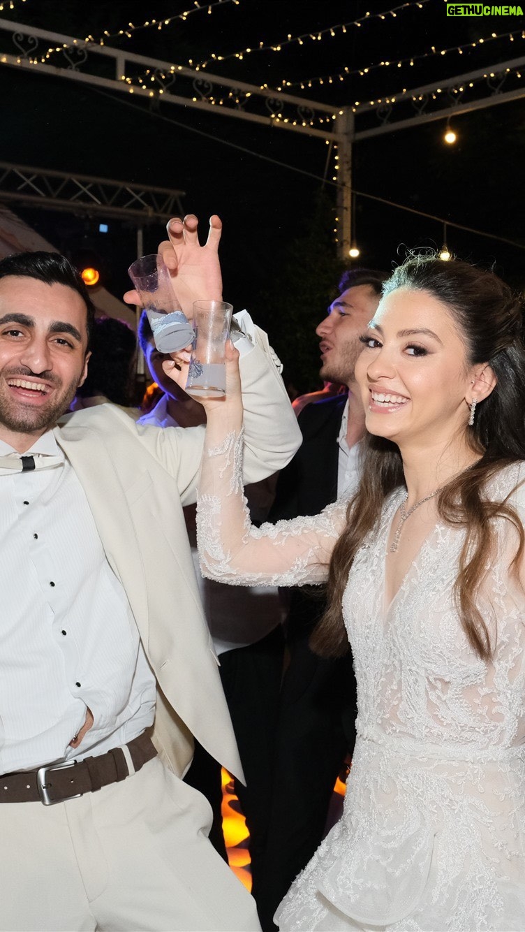 Belemir Temizsoy Instagram - Rüya gibiydi.. 🤍 Bu günümüzü ölümsüzleştiren @photoxi_official ‘a Düğün yerimizi ilmek ilmek işleyen beyaz bahçe çalışanlarına düğün yerimiz @beyaz.bahce ‘ye Gördüğüm ilk andan enerjisine sahnesine bayıldığımız @sedameteofficial ‘a Saçlarımı nişanımdan düğünüme emanet edebileceğim mükemmel insan @batuhangelisli ‘ye ve make upların artisti @alevkarsli ‘ya unuttuğum atladığım kim varsa yanımızda olan herkese çoook teşekkürler sonsuz minnet 🤍 #reklam #mywedding #weddingparty