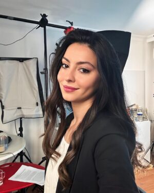 Belemir Temizsoy Instagram - 2022’nin son çekim günü 🎬
Dersine çalışmış Beloyla başlayıp seti bitiren Beloya doğru sağa kaydırrr 🤳