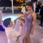 Belemir Temizsoy Instagram - . Gelin çiçeğini zorla kapıp halasına getirmiş. 🥹 Daha kral bir haraket görmedim. 🥲 Çiçekle beş yıllık hayatının ilk selfiesini yapmış, ben baktıkça gülüyorum. 😅