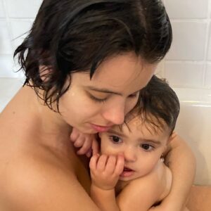 Belén Barenys Instagram - Hace un año que bimba salió al mundo. Hace un año estaba yo empujando fuerte, motivadísima cada vez que me felicitaban por lo bien que lo hacía, y pensando: “madre mía, esto de parir se me da FENOMENAL lol”
Tenía muchas ganas de que saliera de mí después de un embarazo horrible, y tras un parto de 30 horas salió x mi c0ñ0 una bebé guapisima que aún no tenía nombre.

Es absolutamente impossible hablar de esta experiencia sin decir lo que ya todo el mundo ha dicho, y sin caer en el tópico (pero cierto) discurso de que ser madre es ambivalente: una pesadilla y una bendición al mismo tiempo. Sí, confirmamos: a parte de darme a la persona que más amo, ser madre ha sido muy duro y me ha transformado en una belén irreconocible. 
Es como si hace un año yo hubiera parido una parte de mí que no sé si alguna vez habría conocido sin esta experiencia, una parte que a veces odio y de la que aún recelo, pero con la que estoy condenada a llevarme bien.

Pero lo más importante de esta experiencia sádica y confusa es que ha nacido un ser humano muy heavy. Bimba es una persona que, si no tenéis el placer de conocerla, es la mejor persona del mundo, sin matices, so sorry. Es divertidísima, y soy muy afortunada de vivir tan de cerca sus emociones fuertes, sus rarezas, lo q le hace risa, lo q la asusta. Me gusta aprender con ella el juego y el amor como modos de vida constantes.

Yo me voy a ir recolocando como pueda a partir de aquí, tocada pero no hundida. Me siento como un barquito chiquitito pero por suerte somos tres: charlie (el mejor novio y padre de este planeta), bimba y yo, la flota del amor surcando to’ los oceanos del mundo <3 

Parí hace un año pero aún me siento como me sentía entonces en el paritorio: desnuda, vulnerable, feliz, orgullosa, enamorada, agotada, sola, fuerte y nueva, muy nueva.
