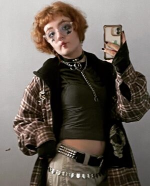 Bella Higginbotham Instagram - draw it then wear it…also my mom got these pants in Hong Kong in 1999 
.
.
#ootd #ootdfashion #artist #artistsoninstagram