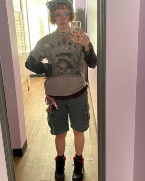 Bella Higginbotham Instagram - penultimate school day vibes 🫶 
(sorry this is very late)

#school #fits #dadshorts