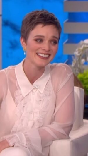 Bella Heathcote Instagram - Sex scenes and broken legs* with @ellendegeneres 

*side note: solid working title for an autobiography

RIP Twitch 💙
