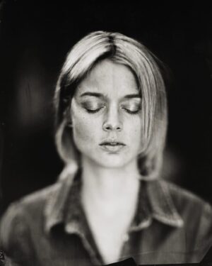 Bella Heathcote Instagram - About 15 years ago I went to a meditation retreat, had a panic attack and left. I thought ‘meditation’s for other people but it’s not for me.’

10 years ago I asked my friend @ashleyhart what her secret was (she radiates vitality) and she said it was Vedic meditation. 

@jeffkobermeditation taught me how in December 2013 and I’ve never looked back since. It may sound hyperbolic to say it saved my life but I reckon it might’ve 💓