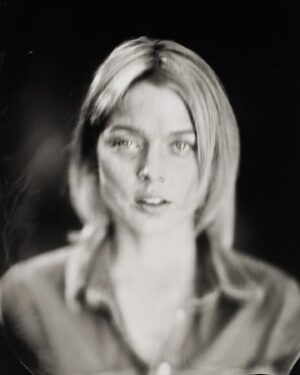 Bella Heathcote Instagram - About 15 years ago I went to a meditation retreat, had a panic attack and left. I thought ‘meditation’s for other people but it’s not for me.’

10 years ago I asked my friend @ashleyhart what her secret was (she radiates vitality) and she said it was Vedic meditation. 

@jeffkobermeditation taught me how in December 2013 and I’ve never looked back since. It may sound hyperbolic to say it saved my life but I reckon it might’ve 💓