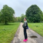 Bella Heathcote Instagram - Last week(ish) in London ⚽️🍻🎭🖼️ slipped on my high vis sneaks and slipped in some quality time with my gorgeous bro and nephew 😍😍😍 (snuck a bitta culcha in too)