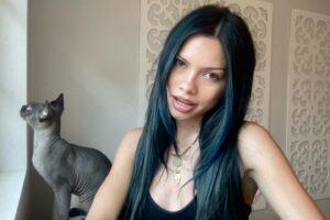 Bella Shepard Instagram - decided i didn’t want to go my whole life never having blue hair…so now i have blue hair !