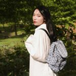 Bella Yang Instagram - 最喜歡剛夏天時的陽光☀️ 曬著很溫暖，風吹起來也涼涼的特別舒服☺️ 這時候最適合跟著我婆婆到處跑了！！ 不然我平常肯定很懶惰的😂 每次出門都會帶好多東西，雨傘、錢包、鑰匙、可能偶爾還需要帶個筆記本⋯ 就會想要有一個輕便的包包可以帶出門🥹 這次夏天想帶著 @kipling_taiwan 跟婆婆一起去輕旅行或是爬山玩水💖💖 初夏的輕盈的悠閒時光就讓Kipling 猴子包陪你了☀️ #KiplingTaiwan #LiveLight #NeverWithoutMyKipling #輕輕夏猴猴玩