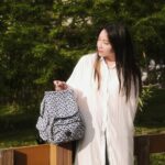 Bella Yang Instagram - 最喜歡剛夏天時的陽光☀️ 曬著很溫暖，風吹起來也涼涼的特別舒服☺️ 這時候最適合跟著我婆婆到處跑了！！ 不然我平常肯定很懶惰的😂 每次出門都會帶好多東西，雨傘、錢包、鑰匙、可能偶爾還需要帶個筆記本⋯ 就會想要有一個輕便的包包可以帶出門🥹 這次夏天想帶著 @kipling_taiwan 跟婆婆一起去輕旅行或是爬山玩水💖💖 初夏的輕盈的悠閒時光就讓Kipling 猴子包陪你了☀️ #KiplingTaiwan #LiveLight #NeverWithoutMyKipling #輕輕夏猴猴玩