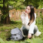Bella Yang Instagram - 最喜歡剛夏天時的陽光☀️ 曬著很溫暖，風吹起來也涼涼的特別舒服☺️ 這時候最適合跟著我婆婆到處跑了！！ 不然我平常肯定很懶惰的😂 每次出門都會帶好多東西，雨傘、錢包、鑰匙、可能偶爾還需要帶個筆記本⋯ 就會想要有一個輕便的包包可以帶出門🥹 這次夏天想帶著 @kipling_taiwan 跟婆婆一起去輕旅行或是爬山玩水💖💖 初夏的輕盈的悠閒時光就讓Kipling 猴子包陪你了☀️ #KiplingTaiwan #LiveLight #NeverWithoutMyKipling #輕輕夏猴猴玩