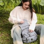 Bella Yang Instagram - 最喜歡剛夏天時的陽光☀️ 曬著很溫暖，風吹起來也涼涼的特別舒服☺️ 這時候最適合跟著我婆婆到處跑了！！ 不然我平常肯定很懶惰的😂 每次出門都會帶好多東西，雨傘、錢包、鑰匙、可能偶爾還需要帶個筆記本⋯ 就會想要有一個輕便的包包可以帶出門🥹 這次夏天想帶著 @kipling_taiwan 跟婆婆一起去輕旅行或是爬山玩水💖💖 初夏的輕盈的悠閒時光就讓Kipling 猴子包陪你了☀️ #KiplingTaiwan #LiveLight #NeverWithoutMyKipling #輕輕夏猴猴玩