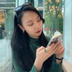 Bella Yang Instagram - #卡貝妻妻日記 #CBdiary 240512 這週比較常去外面活動， 第一次吃了螺絲粉，奇怪？沒有很臭呀！ 第一次小貝吃到新鮮山竹～ 山竹的味道該怎麼形容呀？ 小貝想把我賣掉，確定有人要買？ 春春的頭髮是我們家最順的， 完全可以代言海倫仙度絲！ 窗外一片美麗的海景，但我只看到最後一張照的樣子 🤣