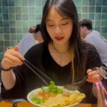 Bella Yang Instagram - #卡貝妻妻日記 #CBdiary 240512 這週比較常去外面活動， 第一次吃了螺絲粉，奇怪？沒有很臭呀！ 第一次小貝吃到新鮮山竹～ 山竹的味道該怎麼形容呀？ 小貝想把我賣掉，確定有人要買？ 春春的頭髮是我們家最順的， 完全可以代言海倫仙度絲！ 窗外一片美麗的海景，但我只看到最後一張照的樣子 🤣