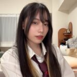 Bella Yang Instagram - 今天來介紹第三代下睫毛印章 前面幾代我都沒用過 前幾天被別人燒到決定買一個回來試試看 嗯⋯就是我幫大家試過了⋯ 如果我做法都沒錯的話⋯差不多應該就是這樣啦😂😂😂 遠看有模樣，近看是怎樣？？？？ 最近又買了一個⋯我覺得很雷的東西🤓 下一次介紹 多了一個稱號了：踩雷貝