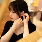 Bella Yang Instagram - 「堅信自我才能散發出自信的光芒」 每一個自己喜歡上的珠寶 都是一段故事的開始 從小女孩那時覺得漂亮開始喜歡玩具飾品 到現在成為女人後去挑選能讓自己散發更多自信的珠寶 每一段的你都是擁有獨特的光芒 以前在挑飾品時總是會對一些圖案情有獨鍾 這次在日本的首席輕珠寶品牌 STAR JEWELRY 看到了各式各樣的太陽、月亮設計珠寶，像是把整個宇宙戴在身上一樣 那天我最最最想當場帶走的就是2024限量夏季新品「CLEAR CELESTIAL」，以壓克力材質結合K金珠寶製成，超級特別！手環真的好好看！！就像是把整個宇宙濃縮在裡面，帶著神秘又清新的感覺 去找一個能讓你故事開始的珠寶吧！ 現在加入STAR JEWELRY官方LINE@帳號 並留下會員資料即可獲得300元購物金 消費滿一萬元即可折抵🤍 #starjewelrytw #starjewelry #日系輕珠寶 @starjewelry_taiwan