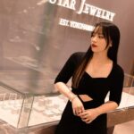 Bella Yang Instagram - 「堅信自我才能散發出自信的光芒」 每一個自己喜歡上的珠寶 都是一段故事的開始 從小女孩那時覺得漂亮開始喜歡玩具飾品 到現在成為女人後去挑選能讓自己散發更多自信的珠寶 每一段的你都是擁有獨特的光芒 以前在挑飾品時總是會對一些圖案情有獨鍾 這次在日本的首席輕珠寶品牌 STAR JEWELRY 看到了各式各樣的太陽、月亮設計珠寶，像是把整個宇宙戴在身上一樣 那天我最最最想當場帶走的就是2024限量夏季新品「CLEAR CELESTIAL」，以壓克力材質結合K金珠寶製成，超級特別！手環真的好好看！！就像是把整個宇宙濃縮在裡面，帶著神秘又清新的感覺 去找一個能讓你故事開始的珠寶吧！ 現在加入STAR JEWELRY官方LINE@帳號 並留下會員資料即可獲得300元購物金 消費滿一萬元即可折抵🤍 #starjewelrytw #starjewelry #日系輕珠寶 @starjewelry_taiwan