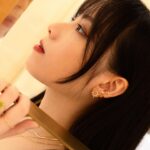 Bella Yang Instagram - 「堅信自我才能散發出自信的光芒」 每一個自己喜歡上的珠寶 都是一段故事的開始 從小女孩那時覺得漂亮開始喜歡玩具飾品 到現在成為女人後去挑選能讓自己散發更多自信的珠寶 每一段的你都是擁有獨特的光芒 以前在挑飾品時總是會對一些圖案情有獨鍾 這次在日本的首席輕珠寶品牌 STAR JEWELRY 看到了各式各樣的太陽、月亮設計珠寶，像是把整個宇宙戴在身上一樣 那天我最最最想當場帶走的就是2024限量夏季新品「CLEAR CELESTIAL」，以壓克力材質結合K金珠寶製成，超級特別！手環真的好好看！！就像是把整個宇宙濃縮在裡面，帶著神秘又清新的感覺 去找一個能讓你故事開始的珠寶吧！ 現在加入STAR JEWELRY官方LINE@帳號 並留下會員資料即可獲得300元購物金 消費滿一萬元即可折抵🤍 #starjewelrytw #starjewelry #日系輕珠寶 @starjewelry_taiwan