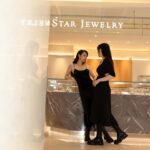 Bella Yang Instagram - 「堅信自我才能散發出自信的光芒」 每一個自己喜歡上的珠寶 都是一段故事的開始 從小女孩那時覺得漂亮開始喜歡玩具飾品 到現在成為女人後去挑選能讓自己散發更多自信的珠寶 每一段的你都是擁有獨特的光芒 以前在挑飾品時總是會對一些圖案情有獨鍾 這次在日本的首席輕珠寶品牌 STAR JEWELRY 看到了各式各樣的太陽、月亮設計珠寶，像是把整個宇宙戴在身上一樣 那天我最最最想當場帶走的就是2024限量夏季新品「CLEAR CELESTIAL」，以壓克力材質結合K金珠寶製成，超級特別！手環真的好好看！！就像是把整個宇宙濃縮在裡面，帶著神秘又清新的感覺 去找一個能讓你故事開始的珠寶吧！ 現在加入STAR JEWELRY官方LINE@帳號 並留下會員資料即可獲得300元購物金 消費滿一萬元即可折抵🤍 #starjewelrytw #starjewelry #日系輕珠寶 @starjewelry_taiwan