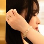 Bella Yang Instagram - 「堅信自我才能散發出自信的光芒」 每一個自己喜歡上的珠寶 都是一段故事的開始 從小女孩那時覺得漂亮開始喜歡玩具飾品 到現在成為女人後去挑選能讓自己散發更多自信的珠寶 每一段的你都是擁有獨特的光芒 以前在挑飾品時總是會對一些圖案情有獨鍾 這次在日本的首席輕珠寶品牌 STAR JEWELRY 看到了各式各樣的太陽、月亮設計珠寶，像是把整個宇宙戴在身上一樣 那天我最最最想當場帶走的就是2024限量夏季新品「CLEAR CELESTIAL」，以壓克力材質結合K金珠寶製成，超級特別！手環真的好好看！！就像是把整個宇宙濃縮在裡面，帶著神秘又清新的感覺 去找一個能讓你故事開始的珠寶吧！ 現在加入STAR JEWELRY官方LINE@帳號 並留下會員資料即可獲得300元購物金 消費滿一萬元即可折抵🤍 #starjewelrytw #starjewelry #日系輕珠寶 @starjewelry_taiwan