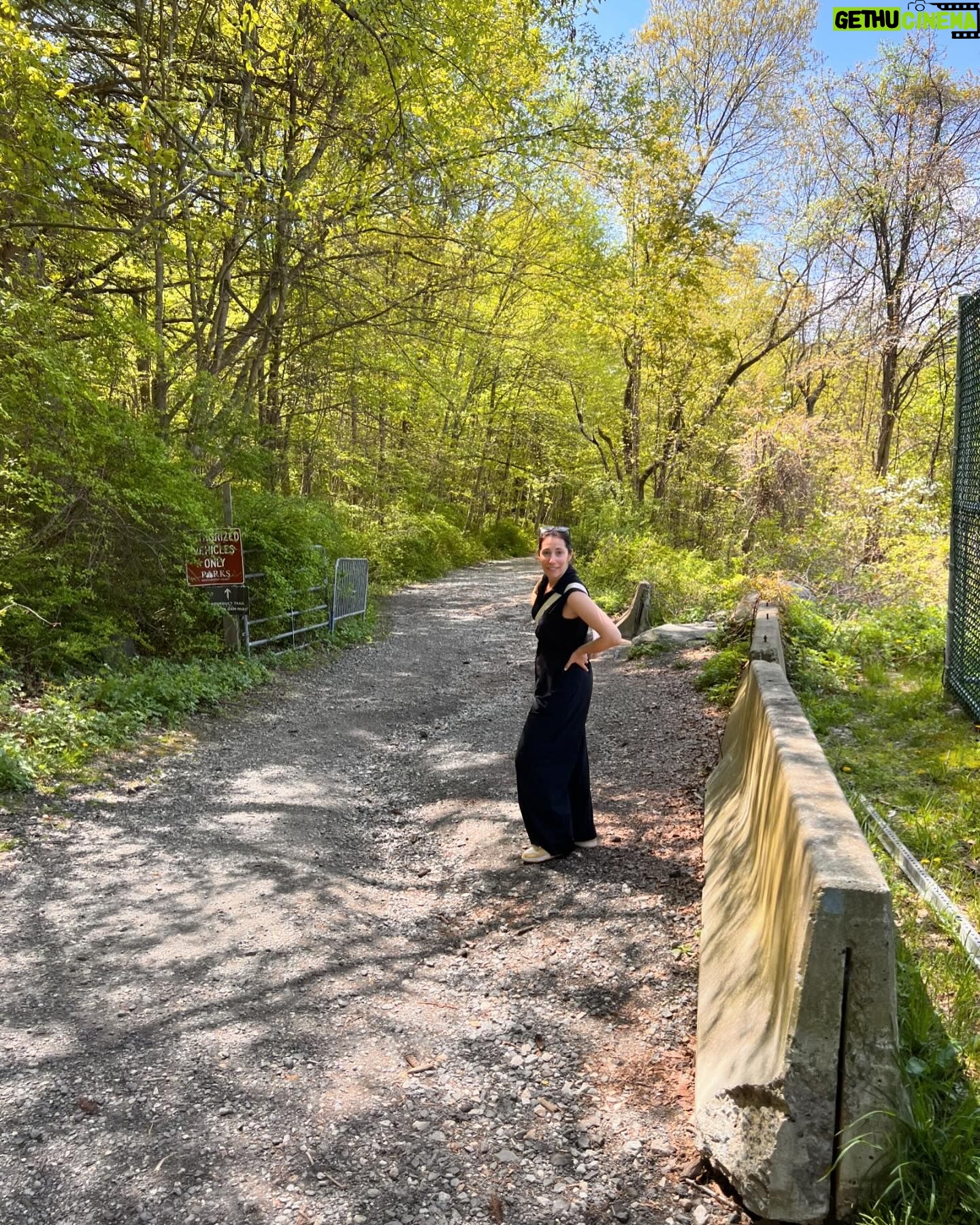Bellamy Young Instagram - Pretty day in the pretty woods with a pretty lady! 🥰 Just what my heart needed today. Hope you're having a nourishing day too, whatever you're up to! Sending everybody so much love! #ForestBathing #Hiking #HappyPlace