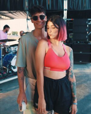 Bely Basarte Instagram - Probando sonido para el Boombastic 🩷 by @andb.jpg