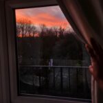 Bely Basarte Instagram - El viento violeta que roza mi cara, el cálido beso del sol que se marcha, las luces se encienden, más tarde se apagan y el cielo se llena de aquellos que faltan. Tras cada ventana hay alguien que llora, hay alguien que teme y hay quien no perdona, hay acurrucados dos enamorados, también hay quien sueña con algo que nunca ha pasado.