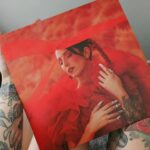 Bely Basarte Instagram – Este vinilo nació hace un año en forma de idea y hoy es una realidad entre nuestras manos. Han sido unas cuantas las personas trabajando para que esto ocurra y os quiero dar las gracias 📢❤️ aquí y ahora:

@alexgranero por el emotional support y acompañarme con compo y produ en No te necesito, Todo va a estar bien y Si la luz se va

@christiannlyon por ayudarme a gestionar todo lo que no se ve para que exista lo que sí

@joshxberrios por tu tiempo y talento en compo y produ de los temas M-40, Tanta Adrenalina y BDH

@fernandoboix por dejarme crear contigo y producir Contigo (hehe)

@omglobal que, aparte de todos los videoclips que han puesto imagen a este trabajo, han diseñado todo el vinilo con fotos de @alelanoix y @stteveenn, estilismos de @luchocampos_ y @andreaegidomuah

@soyalberto.vela por juntarte conmigo a escribir con tanto cariño, por las demos que serán himnos

@altafonte_spain por ayudarme a que estas canciones lleguen a vuestras vidas y a vuestras casas literalmente

Por supuesto, gracias a vosotrxs por hacer posible este sueño otra vez más 😭❤️✨️
