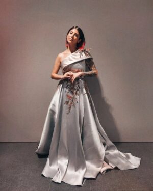 Bely Basarte Instagram - Anoche fue un sueño hecho realidad, no podría estar más contenta. Gracias @disneyspain y @lvidalmusic por contar con mi voz para una gala tan especial, a @luchocampos_ por vestirme como una princesa junto a @diazar_atelier y @plashioncomunicacion, a mis queridas @naogayoso y @dreiacasanova por empoderarme con ese pedazo de maqui y a todo el equipo de personas que estuvisteis trabajando para que fuese una noche mágica. 🩷✨️ el último vídeo lo grabó mi mami con su móvil/patata, así que la calidad es regu pero tiene más amor que cualquiera.