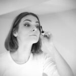 Benedita Pereira Instagram - Estamos prontos ✨ Estamos felizes! Estreamos hoje ‘A Senhora de Dubuque’ de Edward Albee no @teatrodatrindade Encenação de Álvaro Correia E este elenco lindíssimo e igualmente parvíssimo que o @renato_o_godinho fotografou em bastidores. Venham ver-nos! ❤️