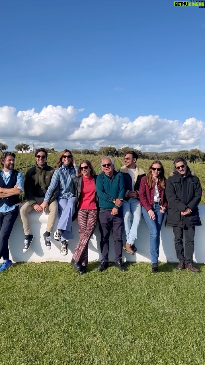 Benedita Pereira Instagram - Quem não gosta de uma visita à adega, uma prova de vinhos (dos melhores!), um almoço de borrego, um concerto privado dos @bandidosdocante e até de fazer apitos de barro rodeado de amigos? Isto para quem trabalhou no domingo de Páscoa, soube mesmo a pato… perdão, borrego! Obrigada @joao_portugal_ramos pelo maravilhoso dia 😍 (A música é som directo da incrível performance dos @bandidosdocante )