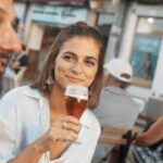 Benedita Pereira Instagram - ¡salir de tapas! com os amigos é algo que faria todos os dias! Ontem fizemos a #RotaDeTapas onde os chefs de cada local aderente servem uma tapa especial com #EstrellaDamm 🍻 Vai ao IG @estrelladammpt e descobre onde esta rota passa perto de ti 💫 #ACervejaDeBarcelona pub