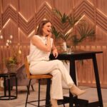 Benedita Pereira Instagram - Fui fazer ‘a entrevista que ninguém quer dar’ ao @emfamiliatvi e fartei-me de rir e dizer disparates como sempre. Ah e aproveitei para falar do espectáculo “A Senhora de Dubuque” que está em cena no Teatro da Trindade até 21 de Abril! Quem viu? Obrigada caros conterrâneos @maria_cerqueira_gomes e @ruben_rua pelos jogos e pela galhofa. @vanessamarquesstyling @jijilcollection @sarasousapinto